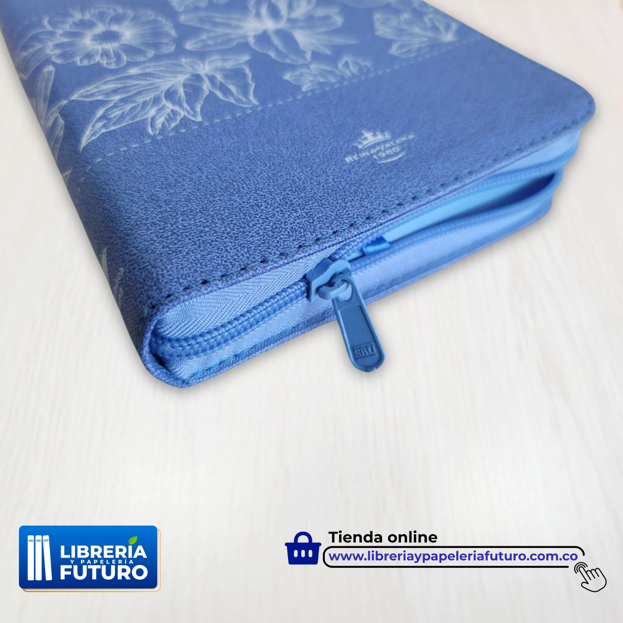 Biblia Floral Azul, en tamaño y letra mediana con índice y cremallera