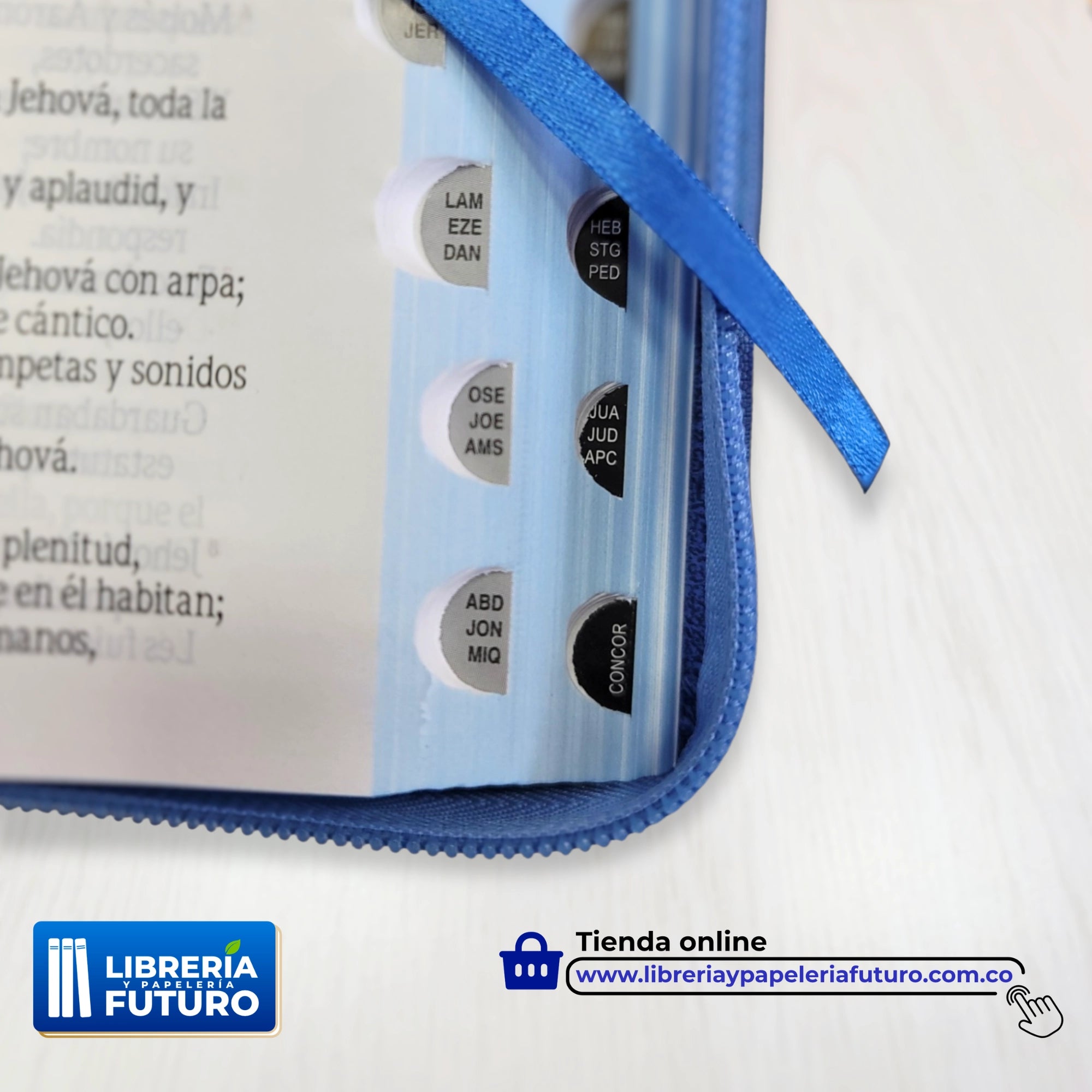 Biblia Floral Azul, en tamaño y letra mediana con índice y cremallera