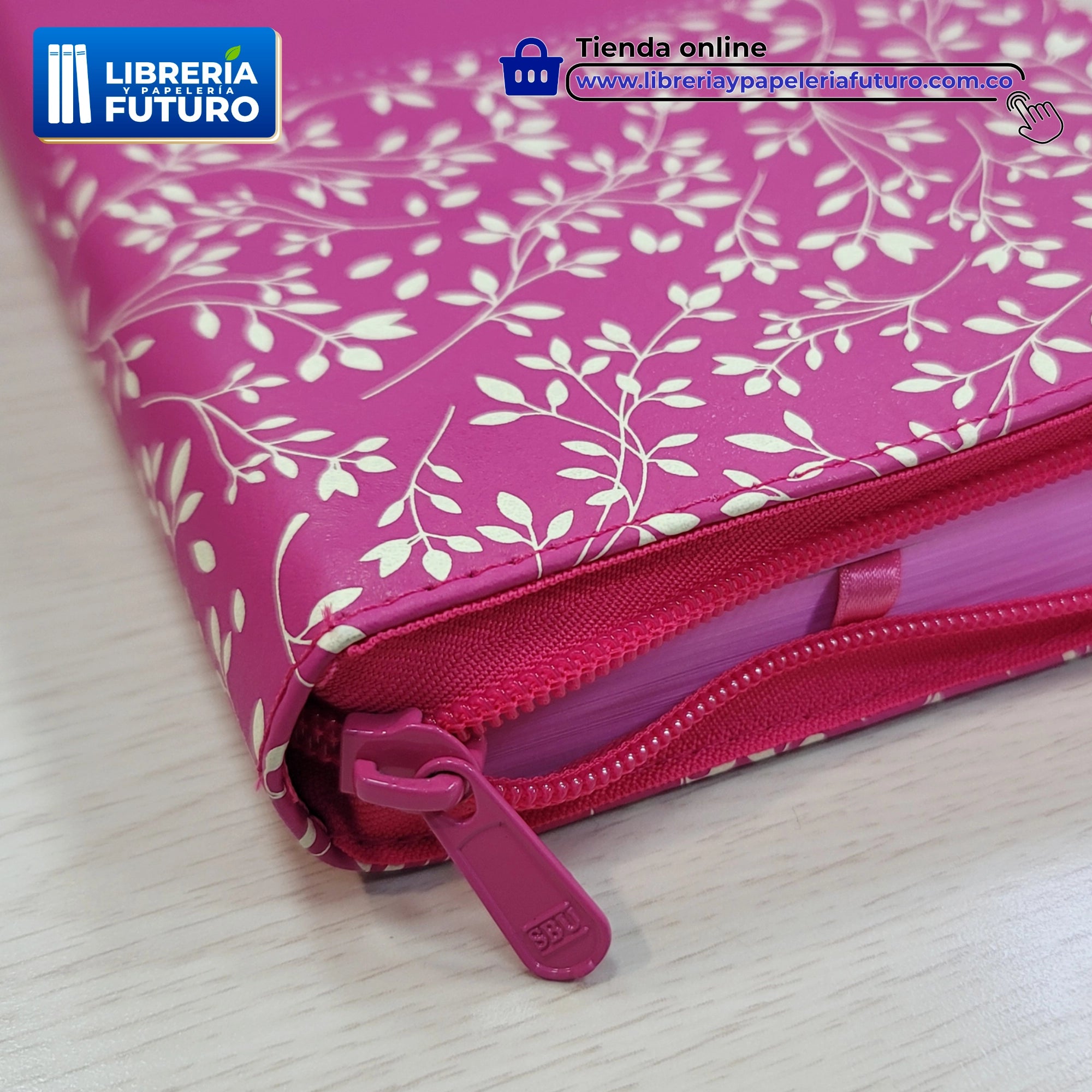 Biblia Floral Fucsia, en tamaño y letra mediana con índice y cremallera