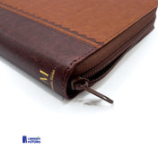 Biblia marrón clásica mediana