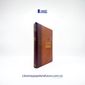 Biblia marrón clásica mediana